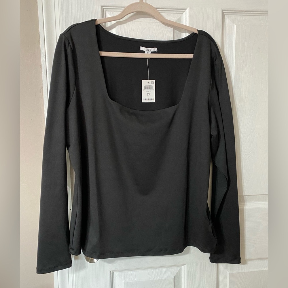 Women’s NWT Bar III Square Neck Top. Size 3X. Necklace sold separately.